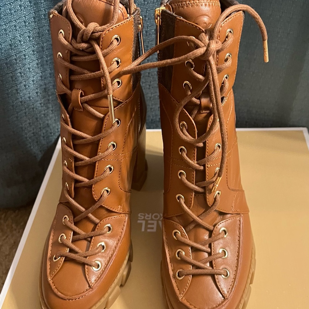 Brand new just tried on. Never been worn. Very stylish boots. New, negotiable - Picture 3 of 6